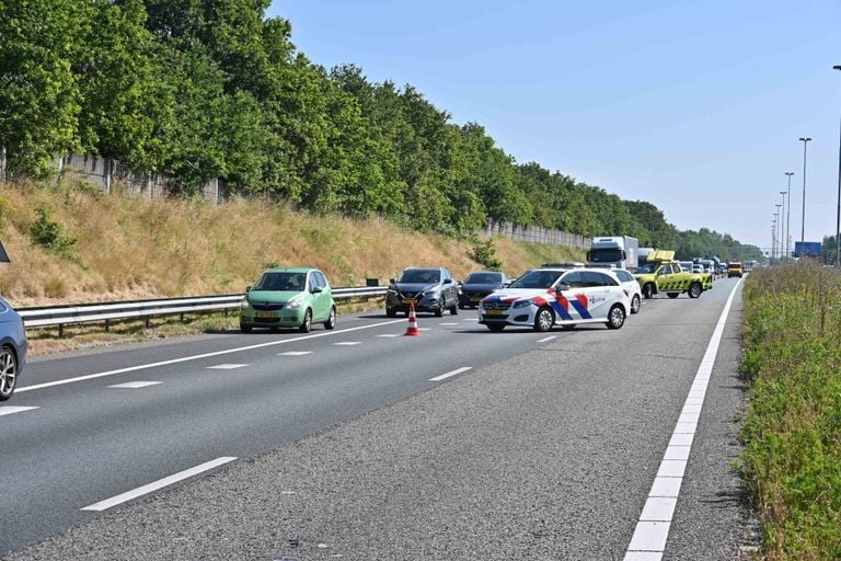 Het verkeer werd na het ongeluk op de A58 bij Ulvenhout over de vluchtstrook geleid (foto: Tom van der Put/SQ Vision). 