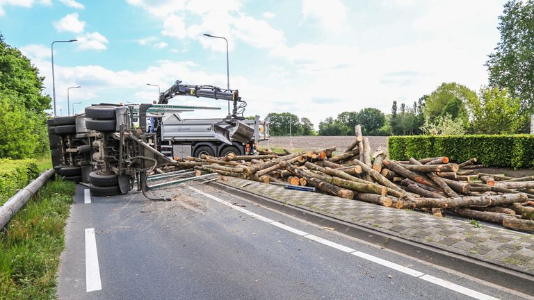 De vrachtwagen moest uitwijken voor een auto (foto: Harrie Grijseels/SQ Vision).