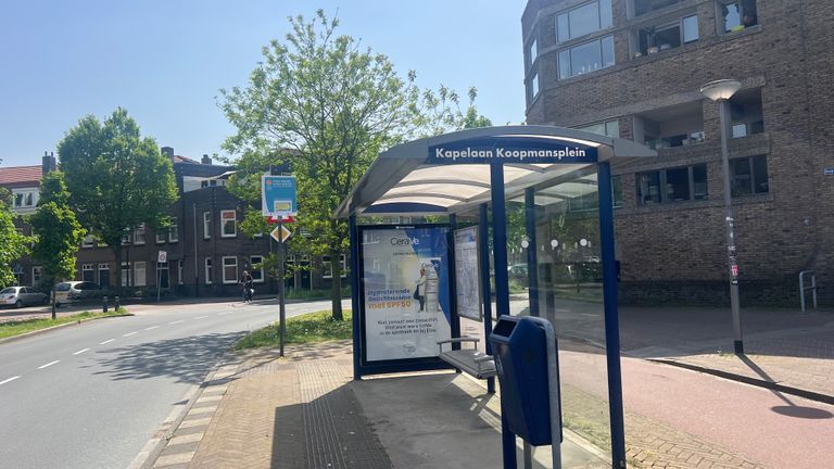 De bushalte aan het Kapelaan Koopmansplein vervalt maandenlang (foto: Megan Hanegraaf).