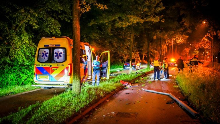 De Van Oldenbarneveltlaan in Eindhoven was na de crash bezaaid met brokstukken (foto: SQ Vision).