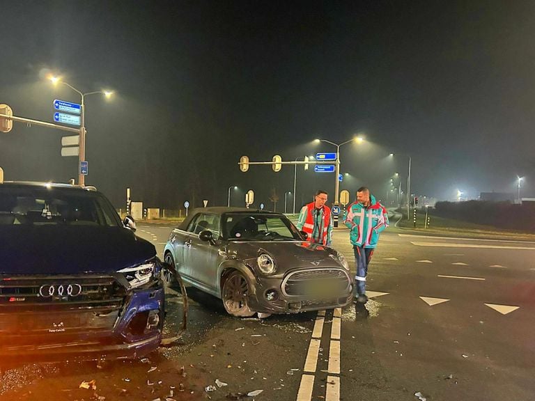 Auto's botsen op kruispunt (foto: Rico Vogels/SQ Vision).