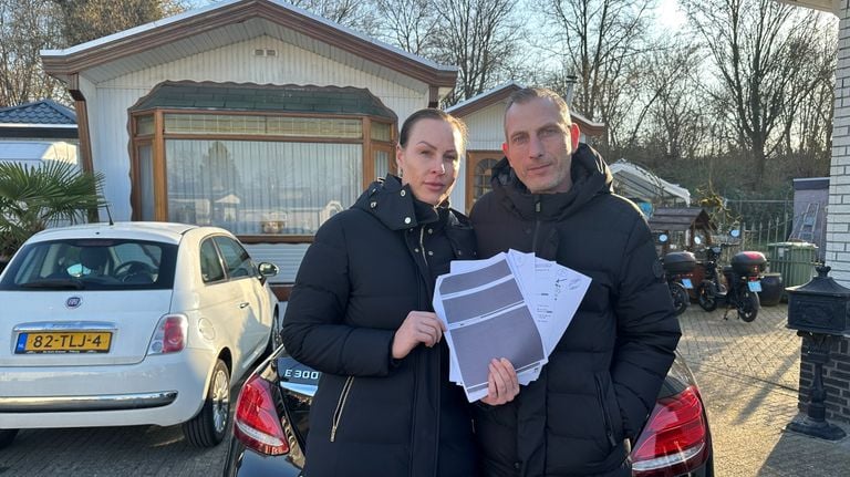 Leonie en Bart Hülters met een heel klein deel van de opbrengst van het WOO-verzoek. 