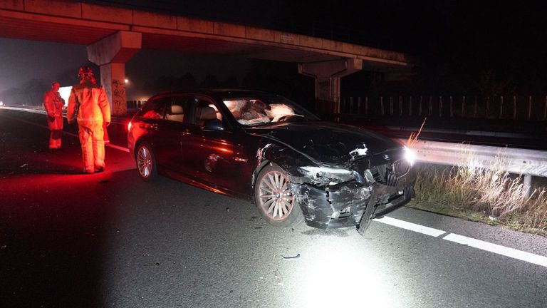 De vier auto's liepen bij de botsing op de A2 bij Maarheeze aanzienlijke schade op (foto: WdG/SQ Vision).