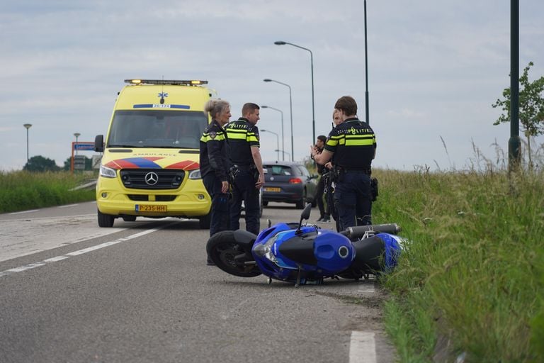 Bij het ongeluk op de Monnikenweg in Geertruidenberg was geen ander verkeer betrokken (foto: Jeroen Stuve/SQ Vision).