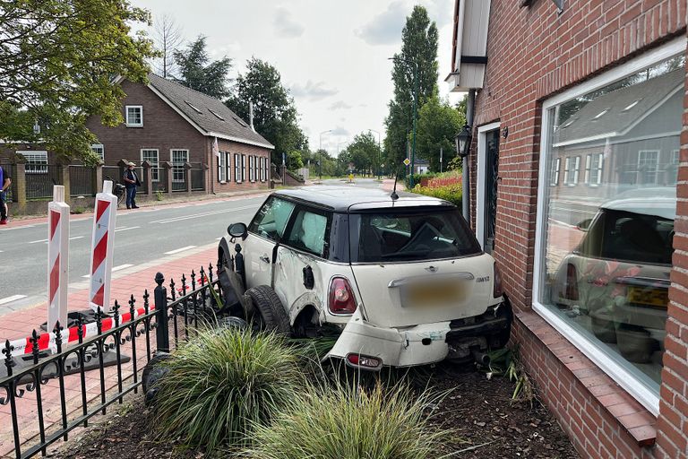 De bestuurder van de auto heeft geen rijbewijs en was onder invloed van drank en drugs (foto: Jeroen Stuve/SQ Vision).