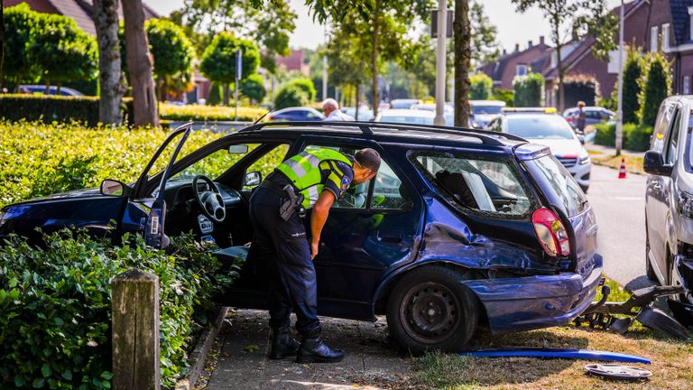 De auto belandde na de crash in de bosjes (foto: SQ Vision)