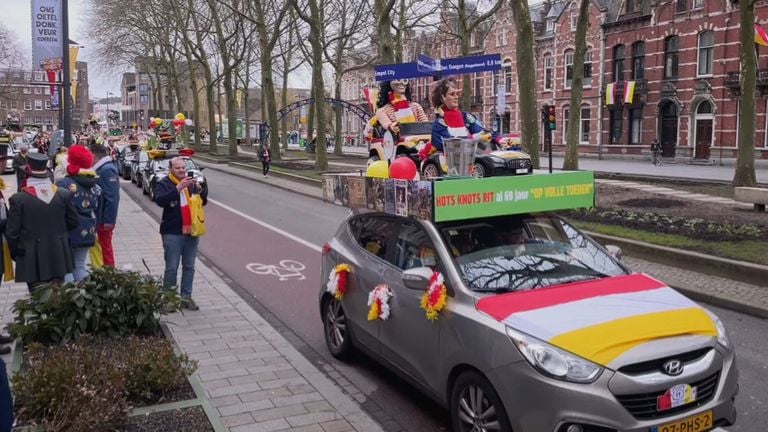 De auto van Henk van Pelt met zijn eerbetoon aan de HotsKnotsRit (beeld: Megan Hanegraaf).