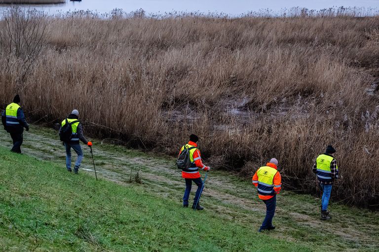 Er wordt gezocht langs het water, in een straal van zo'n 25 kilometer rond de plek waar de fiets van Yoran is gevonden (foto: Jack Brekelmans/SQ Vision).