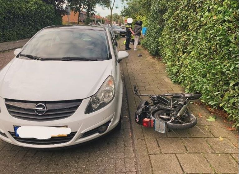 De brommerrijder kwam na zijn dollemansrit door Goirle ten val (foto: Instagram politie Leijdal).