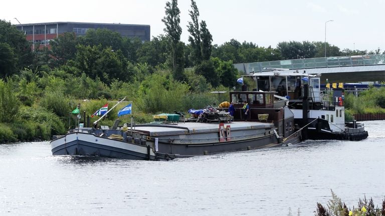 De 'gifboot' uit Veghel onderweg naar het Ketelmeer om te ontgassen (Foto: Joost Roeland). 