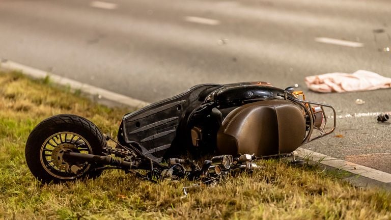 De scooter zoals die na het ongeluk werd aangetroffen (foto: Jack Brekelmans/SQ Vision).