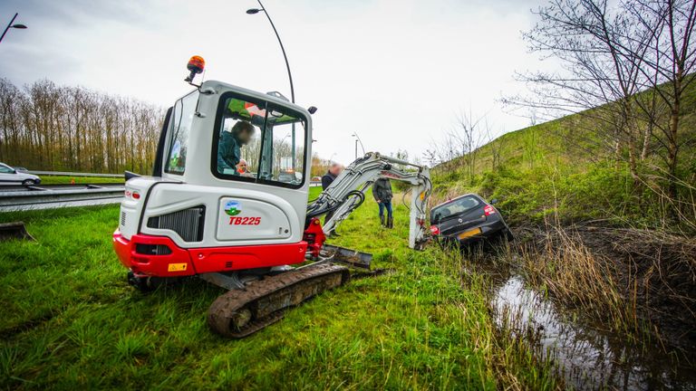 De kraan wist de auto uit de sloot te krijgen (Foto: SQ Vision).