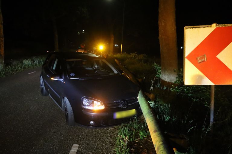 De auto kwam tegen de vangrail naast de Statenweg bij Boekel tot stilstand (foto: Kevin Kanters/SQ Vision)