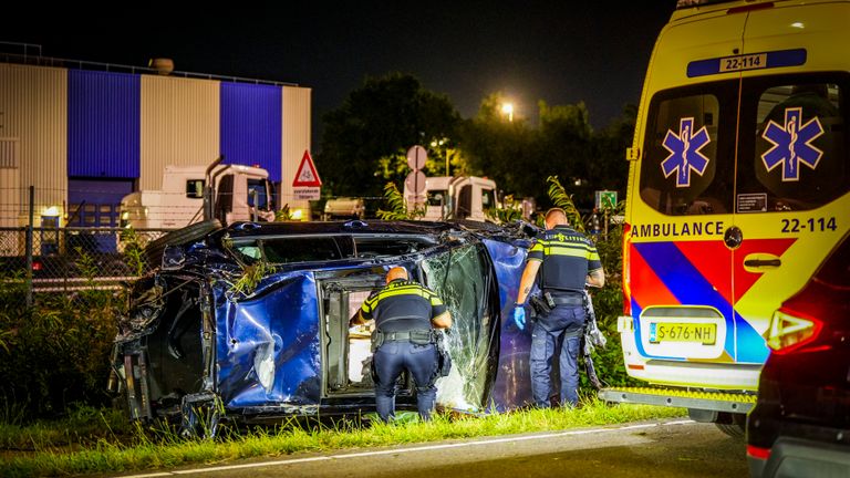 Auto over de kop in Eindhoven (Foto: SQ Vision)