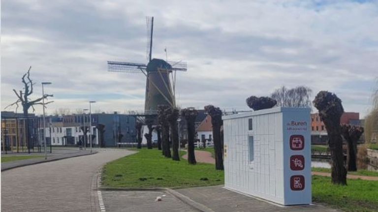 Het idyllische plaatje aan de Leurse Dijk in Etten-Leur wordt volgens buurtbewoners aangetast door het grijze pakketpunt (foto: Instagram Leurse Haven).