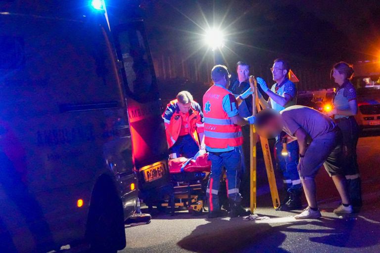 Man raakt zwaargewond na val met de fiets (Foto: Harrie Grijseels/SQ Vision)