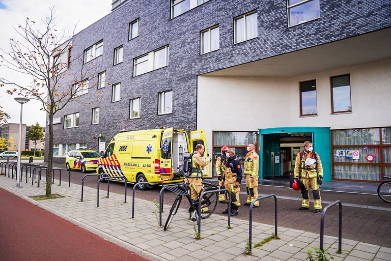 De vrouw werd met een ambulance weggebracht (Foto: Sem van Rijssel/SQ Vision). 