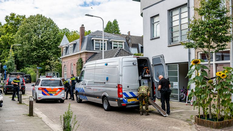 De politie bezig op de Akkerstraat (foto: Jack Brekelmans/SQ Vision Mediaprodukties).