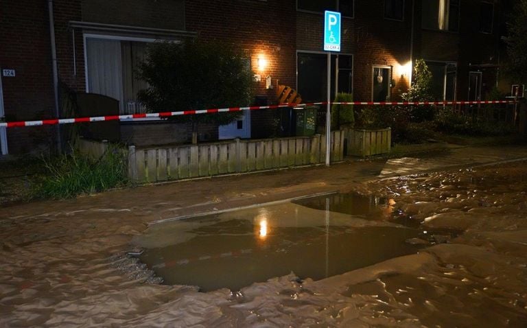 Op de Kruiskampsingel ontstond een groot gat (foto: Bart Meesters).