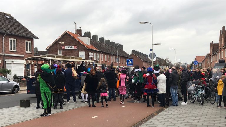 Vrijwel niemand hield afstand (foto: Raymond Merkx).