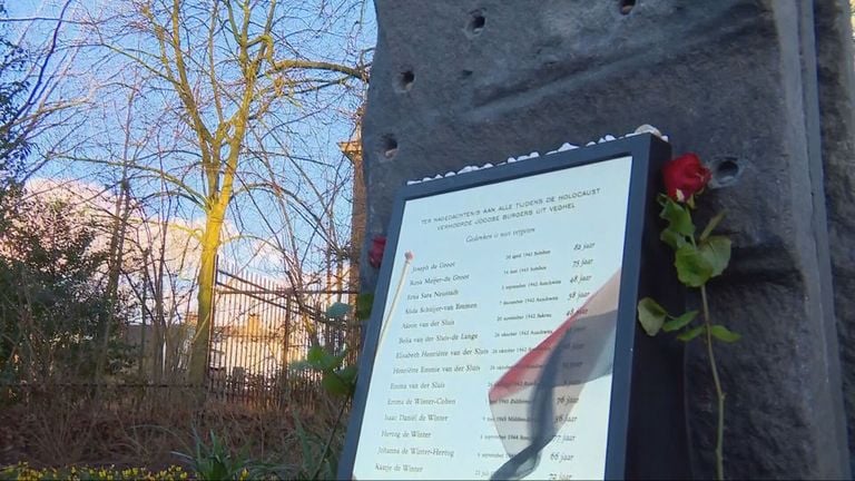 De namen van de 17 Veghelse Joodse slachtoffer op het monument (foto: Omroep Brabant)