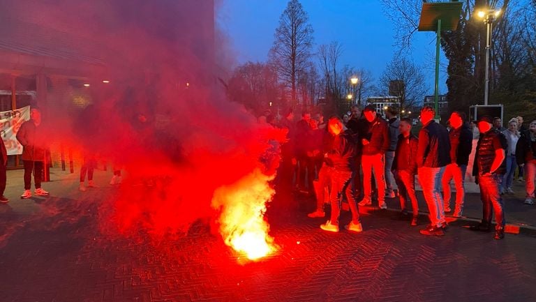 Actievoerders staken fakkels en vuurwerk af (Foto: Stefan Kollee/DTV)