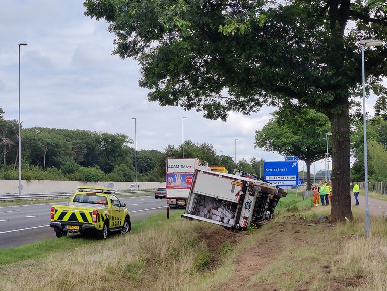 Vanwege het ongeluk bij Kruisstraat werd de afrit afgesloten voor het verkeer (foto: Iwan van Dun/SQ Vision).