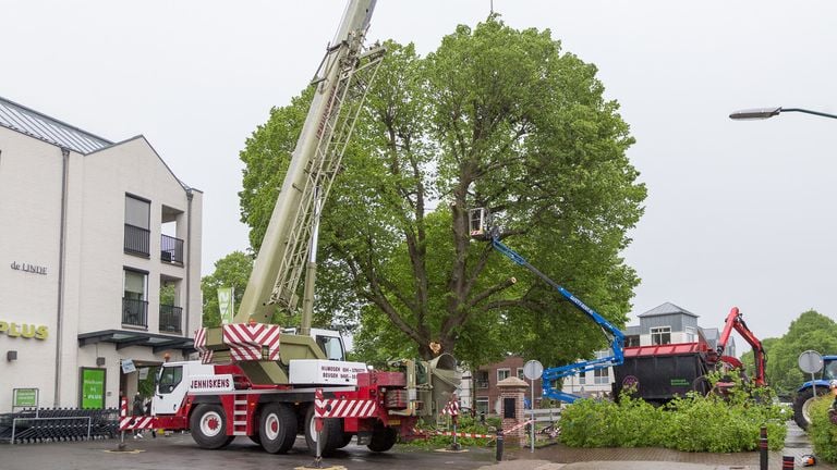 De twee bedrijven in de weer (foto: Albert Hendriks/Overloon Nieuws).