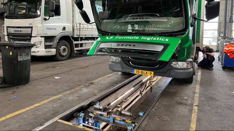 De smeerput is nu nog onmisbaar bij het onderhoud aan de vrachtwagen (foto: Rogier van Son).