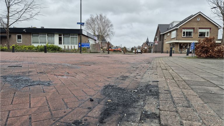 De schroeiplekken zijn duidelijk zichtbaar op het kruispunt in Veen, waar auto's in de fik worden gestoken (foto: Niek de Bruijn)