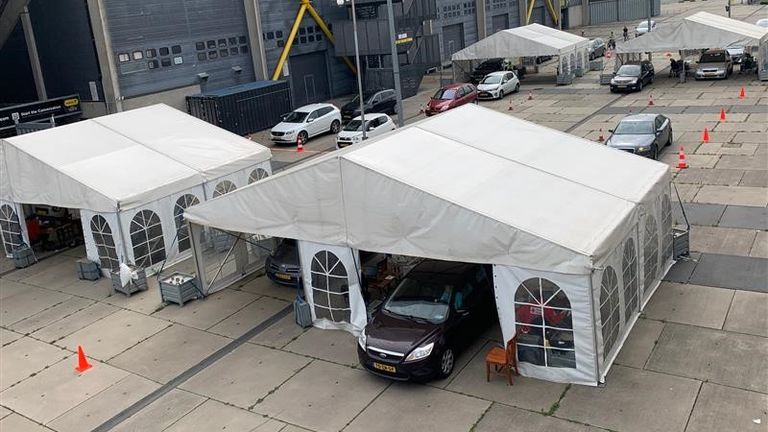 Drukte bij de corona-teststraat in Breda (foto: Eva de Schipper).