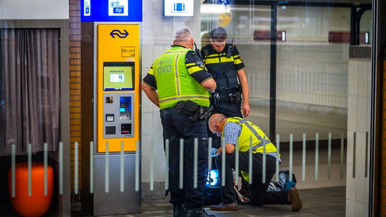 In de koffer in Eindhoven bleken opladers, kleren en een fles cola te zitten (foto: Sem van Rijssel/SQ Vision).