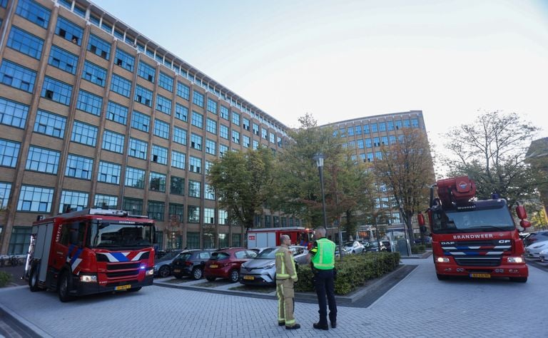 De brandweer rukte met meerdere voertuigen uit vanwege de rook in het wooncomplex in Eindhoven (foto: Arno van der Linden/SQ Vision).