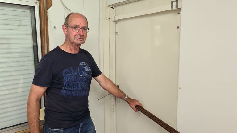 Van den Berg controleert de extra vergrendeling op de deur (Foto: Noel van Hooft). 