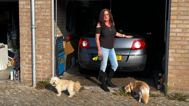 Mary van den Broek bij de garagebox die ze al twintig jaar huurt (foto: Rogier van Son).