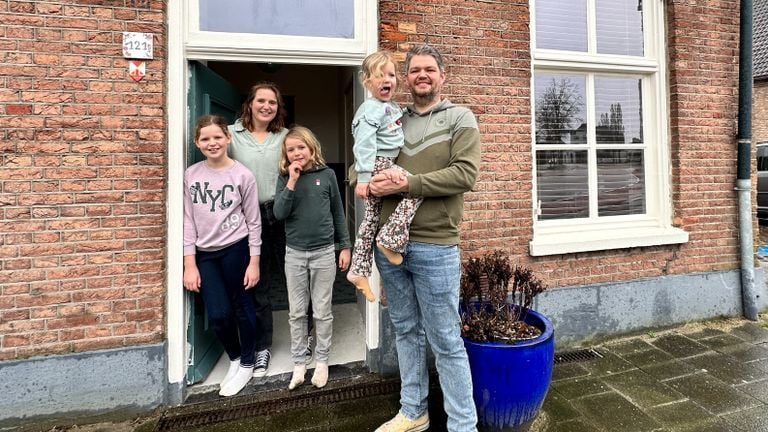 Dirk met zijn gezin op de stoep voor hun duurzame woning (foto: Jan Peels)