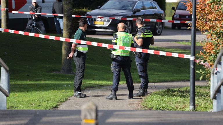 Agenten hebben een deel van de omgeving afgezet met lint (foto: Marco van den Broek/SQ Vision).