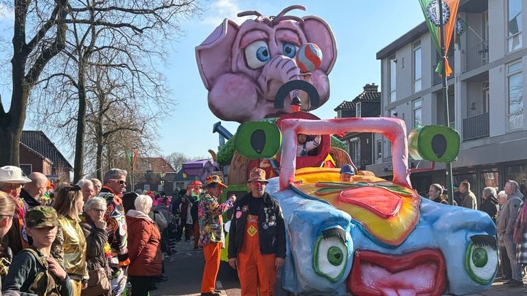 Optocht in Peeënrijk (foto: Loïs Verkooijen).