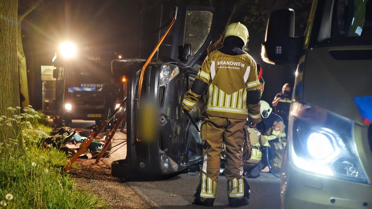 De vrouw zat volgens een ooggetuige een halfuur vast in de auto (foto: Toby de Kort/SQ Vision).