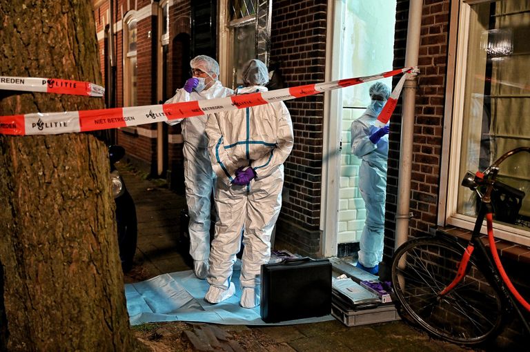 Er wordt onderzocht os er sprake is van een misdrijf in het huis in Tilburg (foto: Toby de Kort/SQ Vision).