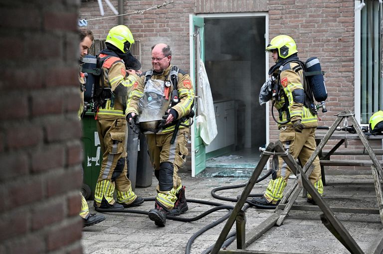 De brandweer ventileerde het huis in Oisterwijk waar de vlam in de pan was geslagen (foto: Toby de Kort/SQ Vision).