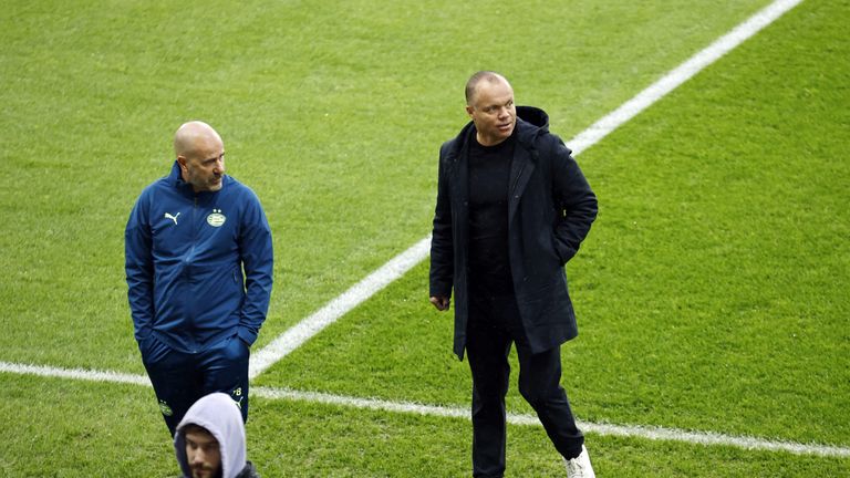 Earnest Stewart en Peter Bosz op het trainingsveld (foto: ANP/Maurice van Steen).