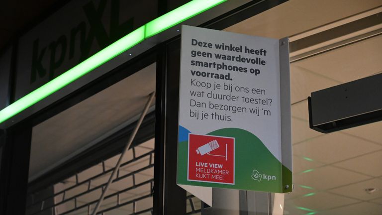 Aan de KPN-winkel hangt een bord met de waarschuwing dat hier weinig te halen valt (foto: Perry Roovers/SQ Vision).