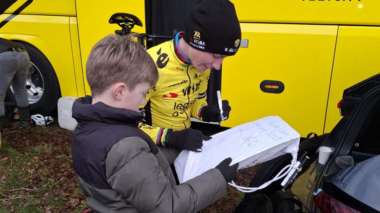 Marianne Vos met een fan (foto: Leon Voskamp).