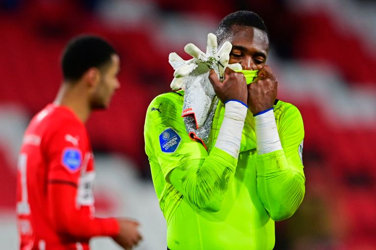 Yvon Mvogo was zaterdagavond hoogstpersoonlijk verantwoordelijk voor de 2-1 nederlaag van PSV tegen AZ (foto: ANP 2022/Olaf Kraak).