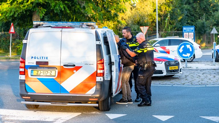 De drie mensen die in de gecrashte auto zaten, zijn aangehouden (foto: Jurgen Versteeg/SQ Vision).