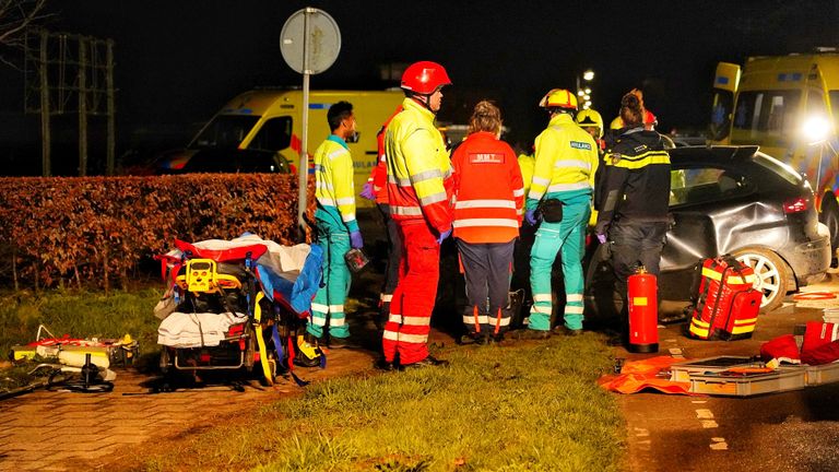 Diverse hulpverleners kwamen naar de plaats van de botsing in Ulicoten (foto: Jeroen Stuve/SQ Vision).