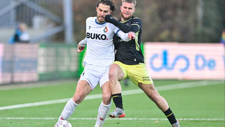 Joey Konings (r. FC Den Bosch) in duel met Telstar-speler Ozgur Aktas (Foto: Orange Pictures) 