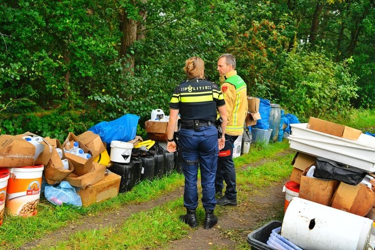 Brandweer en politie werden na de vondst opgeroepen (foto: Rico Vogels/SQ Vision).