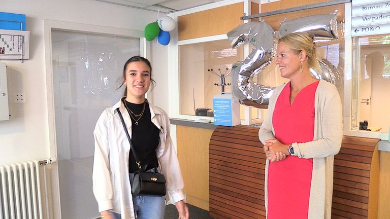 Zainab met directeur van De Wever Chantal Beks (foto: Tom van den Oetelaar).